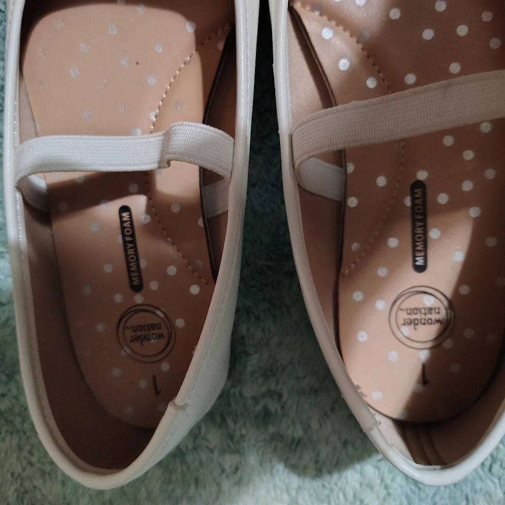 Girls Dress Shoes White With Bows Size 1.